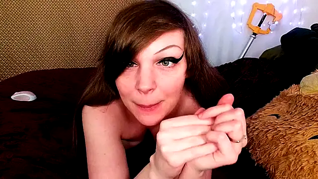 GamerGirlRoxyAndLee online show from 4, 1, 2025