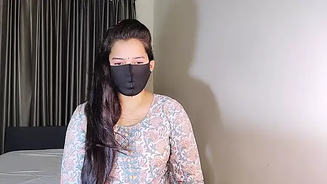 YourLovelyQueen online show from 4, 3, 2025