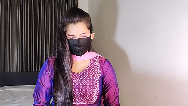YourLovelyQueen online show from 6, 3, 2025