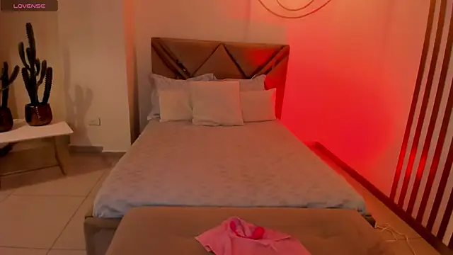 Snapshot of LindseyCox chatting on 7, 10, 2025 LindseyCox online show from 7, 10, 2025