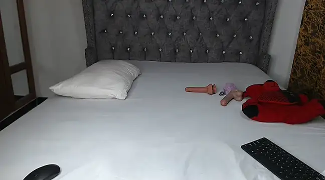 Naughtymis online show from 28, 2, 2025