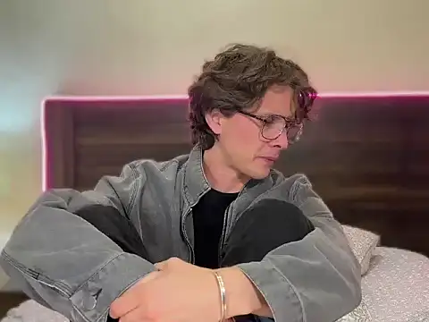 Snapshot of mcklister_kinky_feets chatting on 15, 3, 2026 mcklister kinky feets online show from 15, 3, 2026