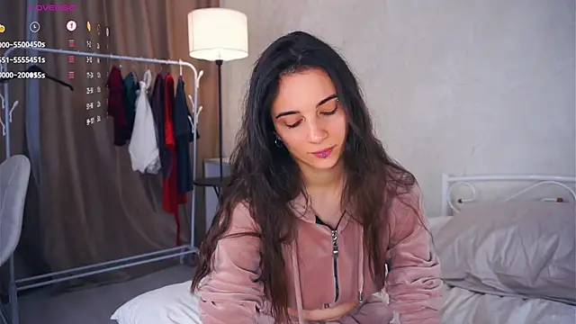 Holla Molly online show from 6, 3, 2025