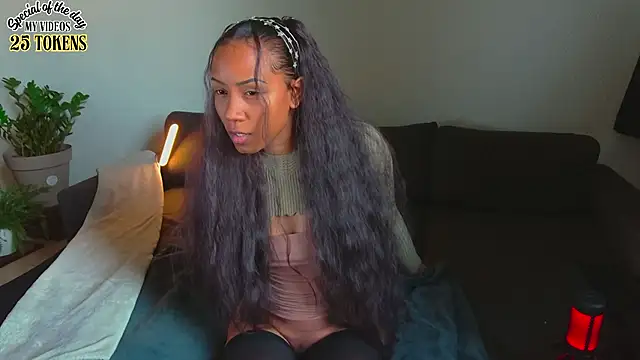 Snapshot of Therainqueen chatting on 2, 10, 2025 Therainqueen online show from 2, 10, 2025