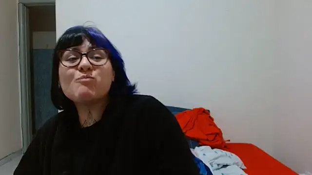 Snapshot of vaholiver chatting on 24, 6, 2026 vaholiver online show from 24, 6, 2026