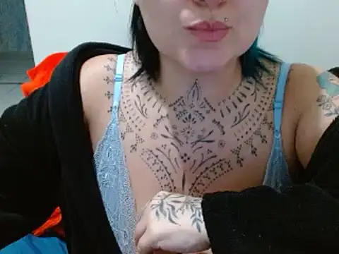 Snapshot of vaholiver chatting on 17, 7, 2026 vaholiver online show from 17, 7, 2026