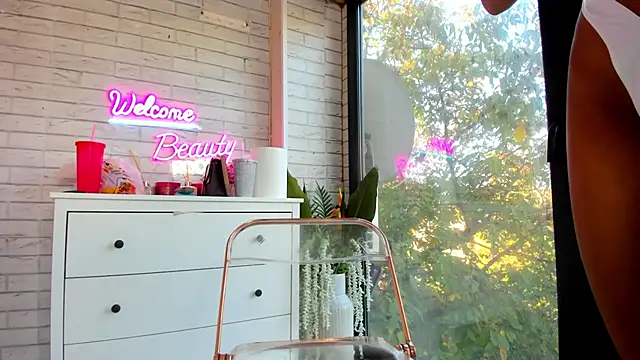 Snapshot of Britney_Charm_ chatting on 20, 10, 2025 Britney Charm  online show from 20, 10, 2025