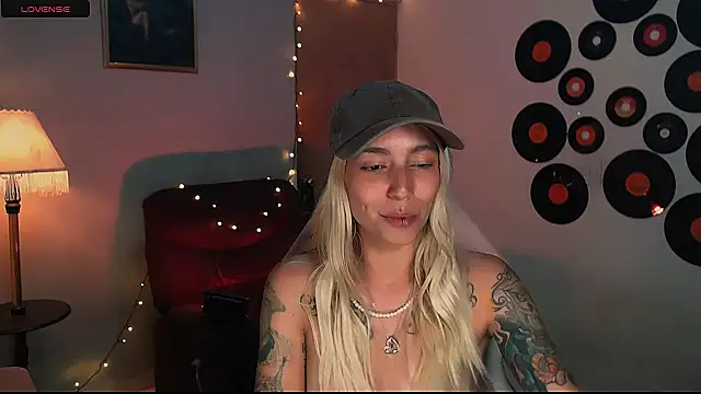 Saucy Jenn online show from 22, 2, 2025
