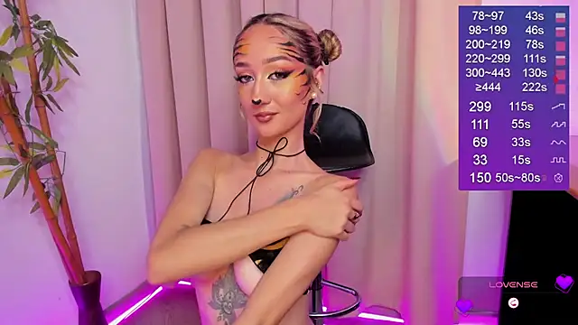 Snapshot of Bella-White chatting on 13, 10, 2025 Bella-White online show from 13, 10, 2025