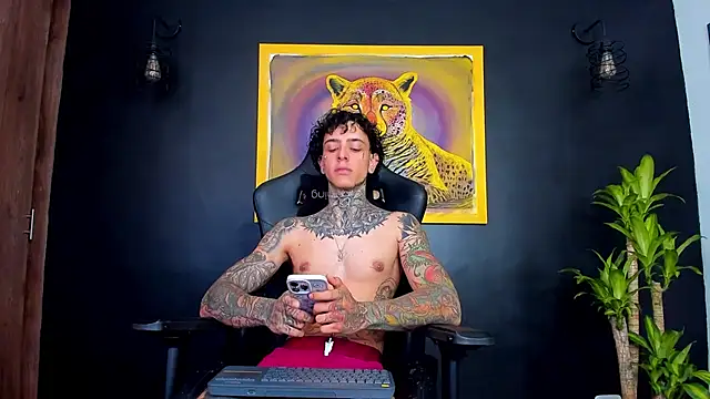 Snapshot of Aron_ford chatting on 4, 1, 2025 Aron ford online show from 4, 1, 2025