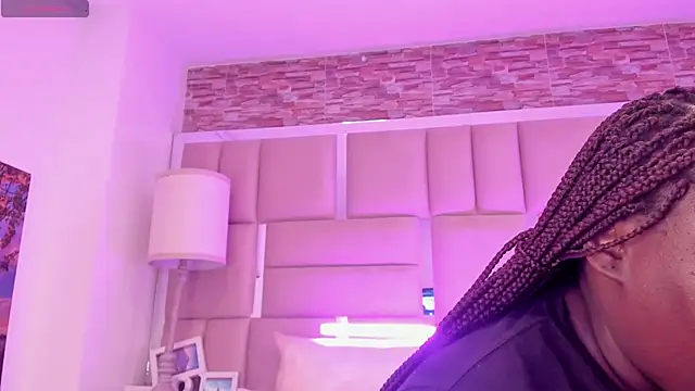 ShaniaBrownn online show from 29, 4, 2026