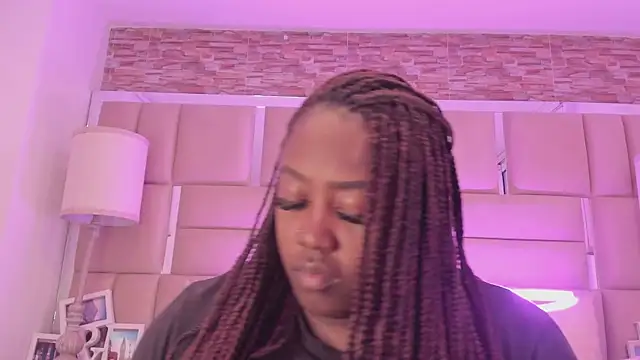 ShaniaBrownn online show from 17, 6, 2026