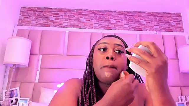 ShaniaBrownn online show from 18, 6, 2026