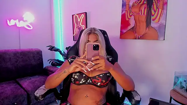 Snapshot of xLatinahotx chatting on 3, 8, 2026 xLatinahotx online show from 3, 8, 2026