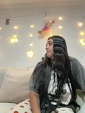 Snapshot of Hannahoff chatting on 17, 12, 2025 Hannahoff online show from 17, 12, 2025