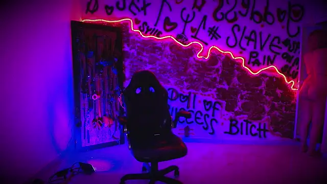 Laura takint online show from 9, 9, 2025