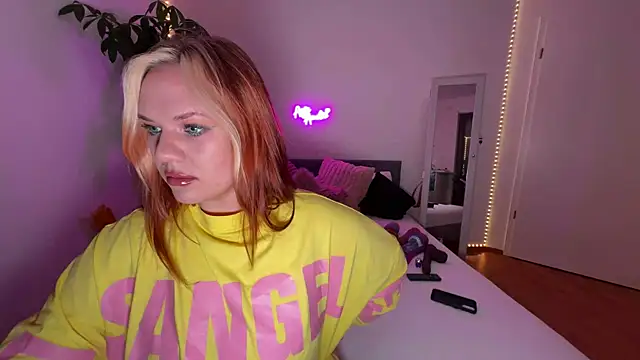 Snapshot of AnjaAmelia chatting on 8, 9, 2025 AnjaAmelia online show from 8, 9, 2025