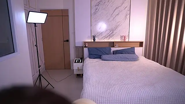 Cute Foxyxh online show from 15, 4, 2026