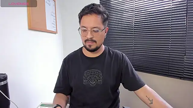 Snapshot of DaviidEvans_ chatting on 21, 12, 2024 DaviidEvans online show from 21, 12, 2024