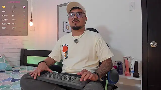 Snapshot of DaviidEvans_ chatting on 11, 10, 2025 DaviidEvans online show from 11, 10, 2025