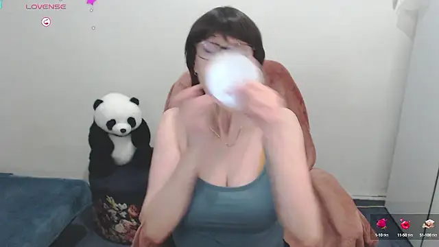 Snapshot of Ammillia chatting on 8, 12, 2024 Ammillia online show from 8, 12, 2024