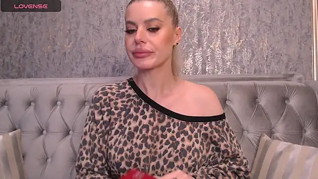 Snapshot of BlondieStar chatting on 4, 11, 2025 BlondieStar online show from 4, 11, 2025