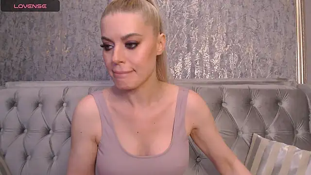 Snapshot of BlondieStar chatting on 21, 12, 2025 BlondieStar online show from 21, 12, 2025