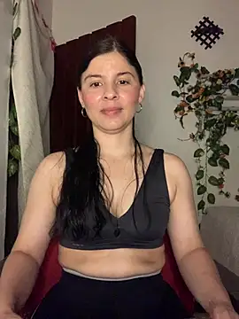 Estefani 32 online show from 10, 7, 2026