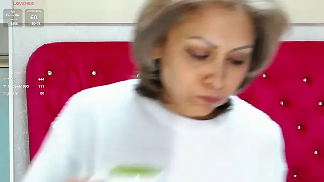 LoraDelNiro online show from 7, 3, 2025