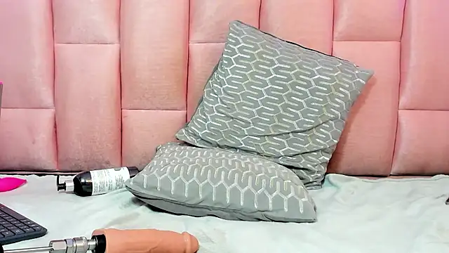 Snapshot of valeriaa19 chatting on 8, 3, 2025 valeriaa19 online show from 8, 3, 2025