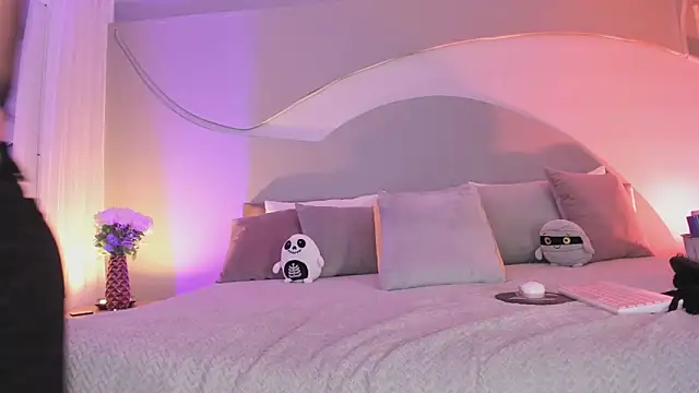 Nicolle W online show from 31, 10, 2025