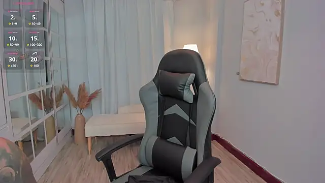 LeahJones  online show from 18, 9, 2025