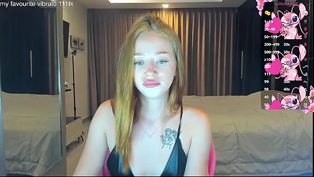 Snapshot of Hot_Mia_ chatting on 4, 10, 2025 Hot Mia  online show from 4, 10, 2025