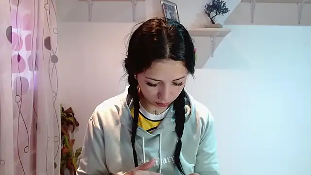 Snapshot of MadisonCambel chatting on 12, 12, 2024 MadisonCambel online show from 12, 12, 2024