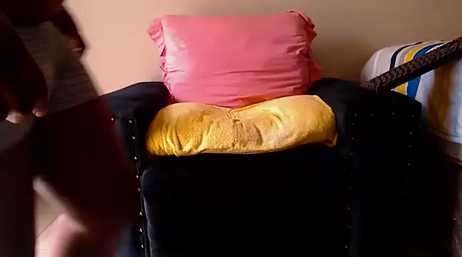 Snapshot of zuluboyxx chatting on 2, 2, 2025 zuluboyxx online show from 2, 2, 2025