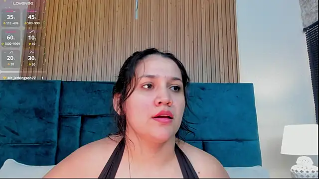 Snapshot of Kareena_chopra chatting on 9, 6, 2026 Kareena chopra online show from 9, 6, 2026
