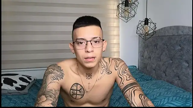 SIXXTOLOVE18 online show from 18, 9, 2025