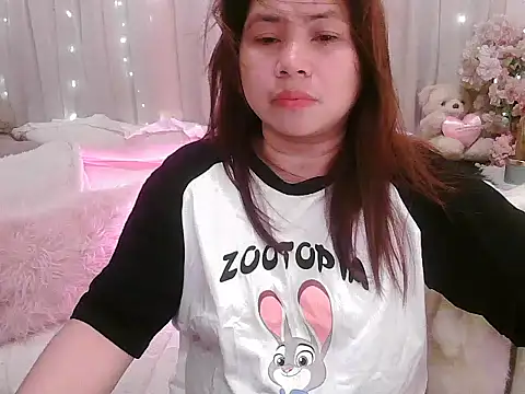 Snapshot of OhmyPinay chatting on 6, 11, 2025 OhmyPinay online show from 6, 11, 2025