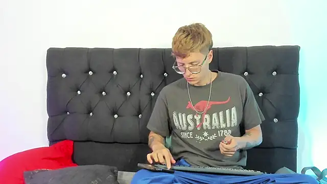 Snapshot of A_sexy_couple__ chatting on 5, 10, 2025 A sexy couple online show from 5, 10, 2025