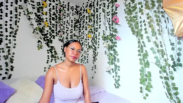 Snapshot of violeta_milleer chatting on 5, 2, 2025 violeta milleer online show from 5, 2, 2025