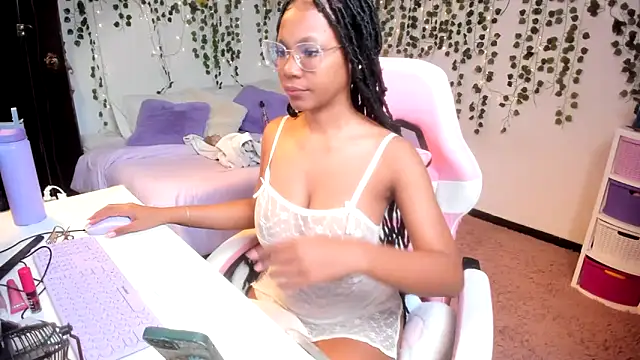 Snapshot of violeta_milleer chatting on 20, 10, 2025 violeta milleer online show from 20, 10, 2025