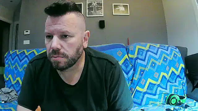 Snapshot of txan9876 chatting on 17, 10, 2025 txan9876 online show from 17, 10, 2025