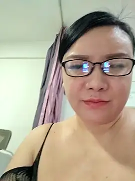 LILYsweetfcup online show from 5, 5, 2026