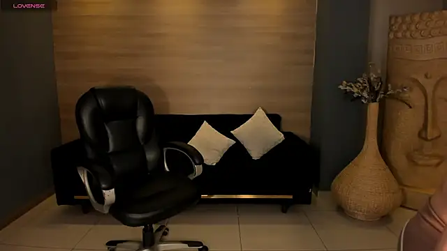 Snapshot of MaryLewis_ chatting on 26, 6, 2026 MaryLewis online show from 26, 6, 2026