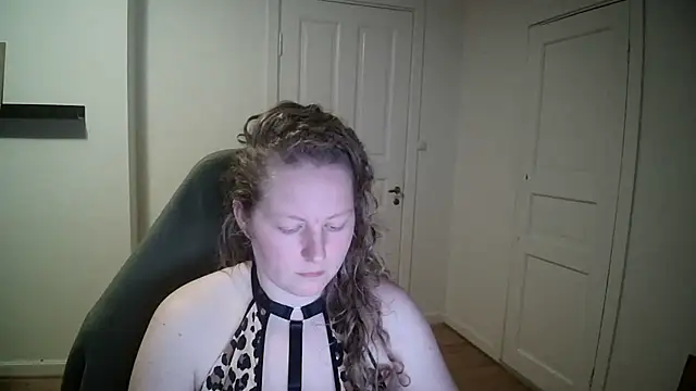 Girlnina-1995 online show from 28, 1, 2025