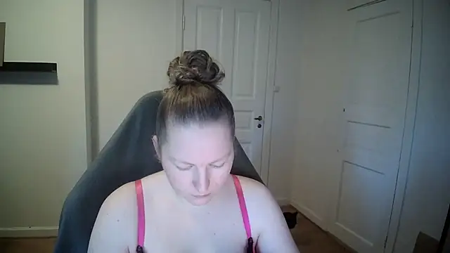 Girlnina-1995 online show from 6, 2, 2025