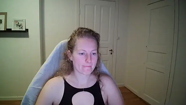 Girlnina-1995 online show from 5, 11, 2025