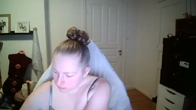 Girlnina-1995 online show from 7, 1, 2026