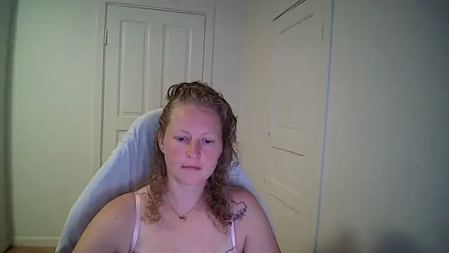 Girlnina-1995 online show from 13, 7, 2026