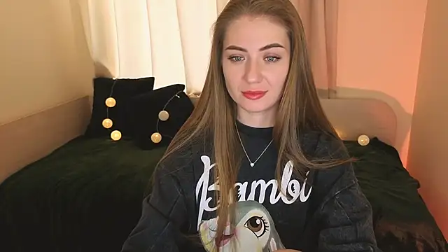 Snapshot of Adelyna_Bird chatting on 2, 12, 2025 Adelyna Bird online show from 2, 12, 2025